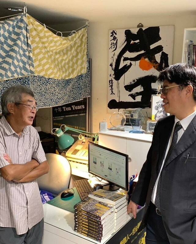 陸委會主委邱垂正造訪銅鑼灣書店。 圖：翻攝陸委會臉書