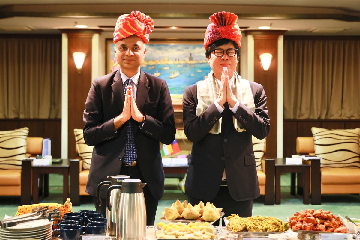 葉達夫(左)準備豐盛印度佳餚與陳其邁(右)拍攝「2024印度排燈節」宣傳片。 圖：高雄市行國處提供
