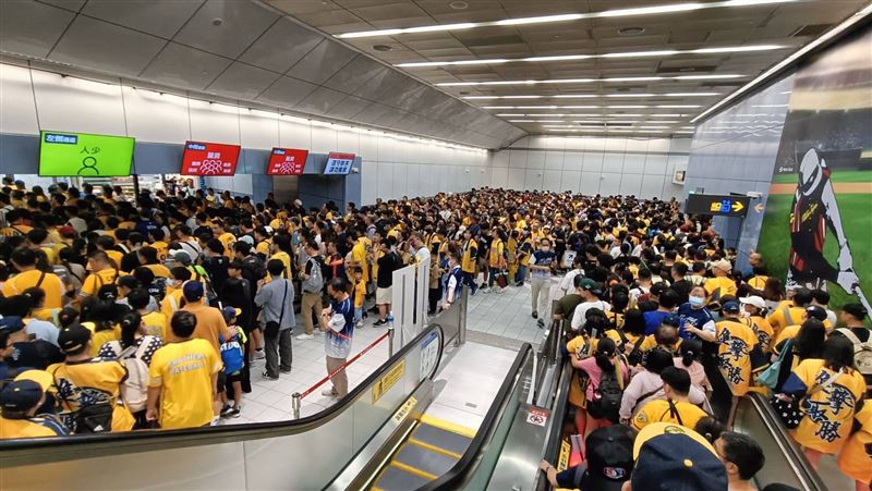 台北捷運表示，今日將配合比賽，加密班距2.5至3分鐘，並視人潮加發列車，民眾也可從鄰近車站進站，可快速搭乘捷運。 圖：翻攝自李明賢臉書