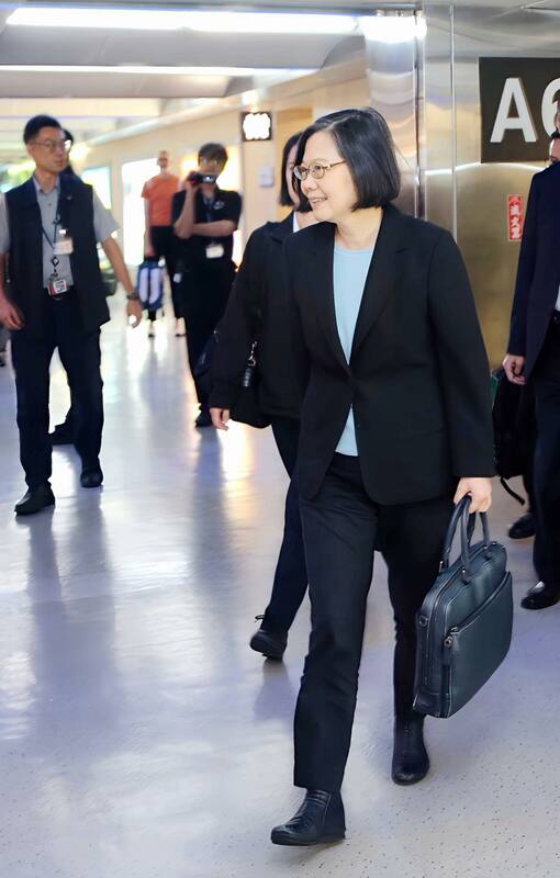 前總統蔡英文結束歐洲出訪行程，搭乘華航班機自阿姆斯特丹返抵國門。 圖：翻攝自蔡英文臉書