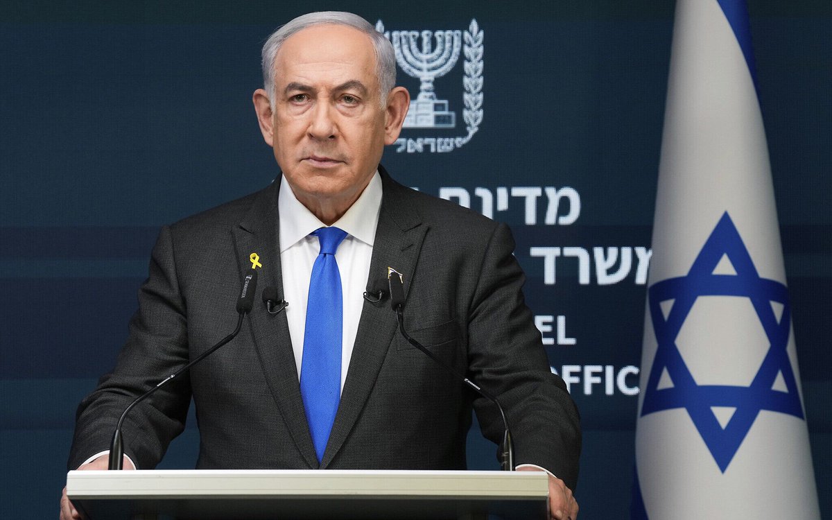 以色列總理納坦雅胡 ( Benjamin Netanyahu ) 遭到伊朗精心策畫的暗殺，但萬幸中的大幸逃過了一劫。事後，納塔雅胡強硬的表態，宣稱 「沒有甚麼可以阻止我的 !」 ，這顯示出他將繼續推動以色列的軍事行動及更廣泛的政治目標。(圖為以色列總理納坦雅胡） 圖：翻攝自 Vivid X 帳號