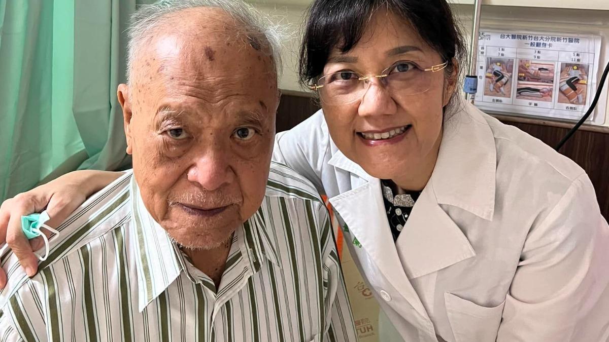 柯文哲胞妹柯美蘭和父親柯承發。 圖：翻攝柯美蘭臉書