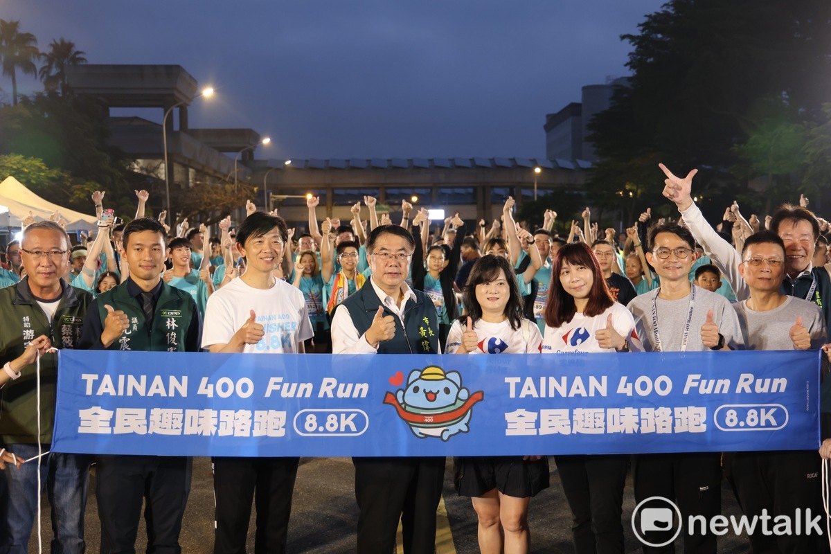 台南400「台南動起來，400咖拉棒！」系列活動的「全民趣味路跑」今日上午6時歡樂開跑，本次賽事為8.8公里的「吉祥物路跑組」和3.5公里「萬聖節扮裝路跑組」共二個組別，吉祥物路跑組共3012名參賽、萬聖節扮裝路跑組1342名參賽，總計有4354名跑者參賽。 圖：台南市政府提供