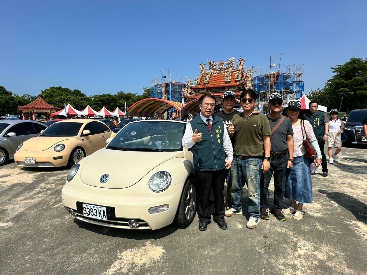 台南市長黃偉哲肯定台灣金龜車逍遙遊賞黑琵。 圖：黃博郎／攝