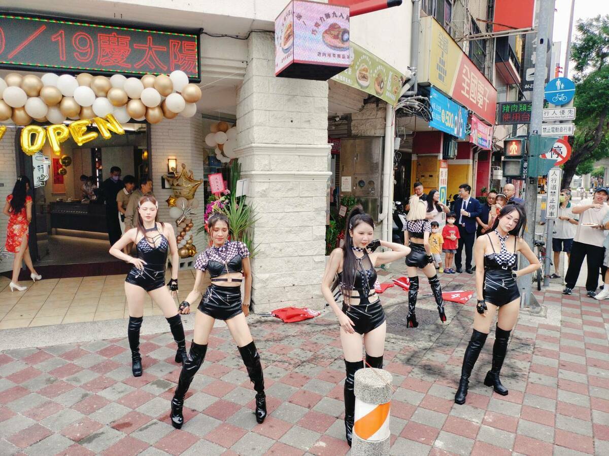 奇野軒台中文心店開幕，歐嗨悠舞團熱舞表演帶動氣氛。  圖：唐復年/攝