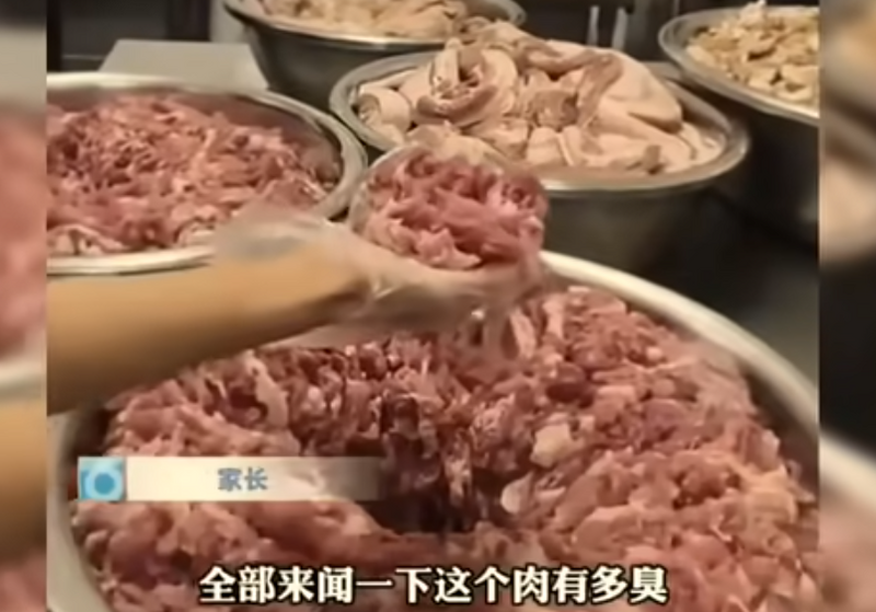 中國雲南昆明長豐中學被家長發現學校食堂使用的豬肉散發惡臭。 圖：翻攝bilibili