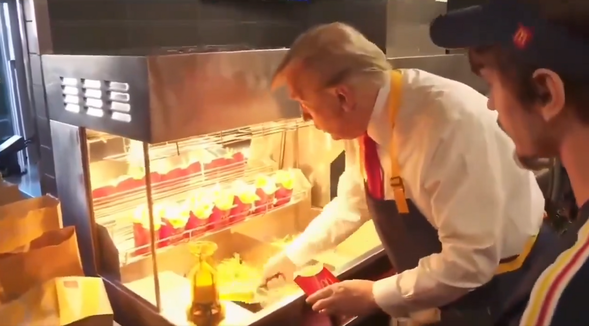 美國前總統川普 20 日下午在費城麥當勞炸薯條。 圖：翻攝自 Donald J. Trump X 帳號