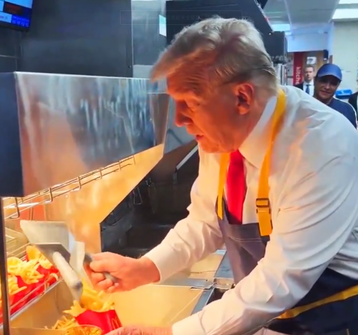 美國前總統川普 20 日下午在費城麥當勞炸薯條。 圖：翻攝自 il Donaldo Trumpo X 帳號