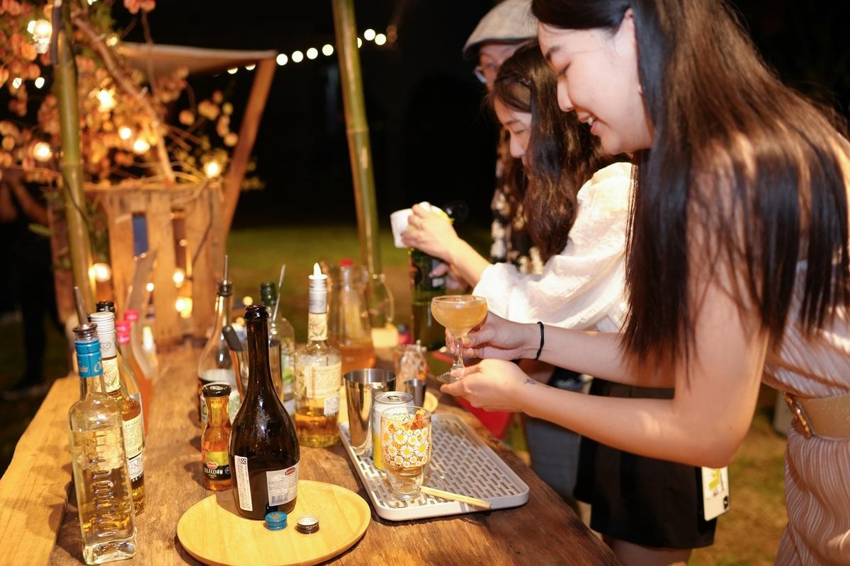 酒調師現場調製梅酒。 圖：霧峰區農會/提供