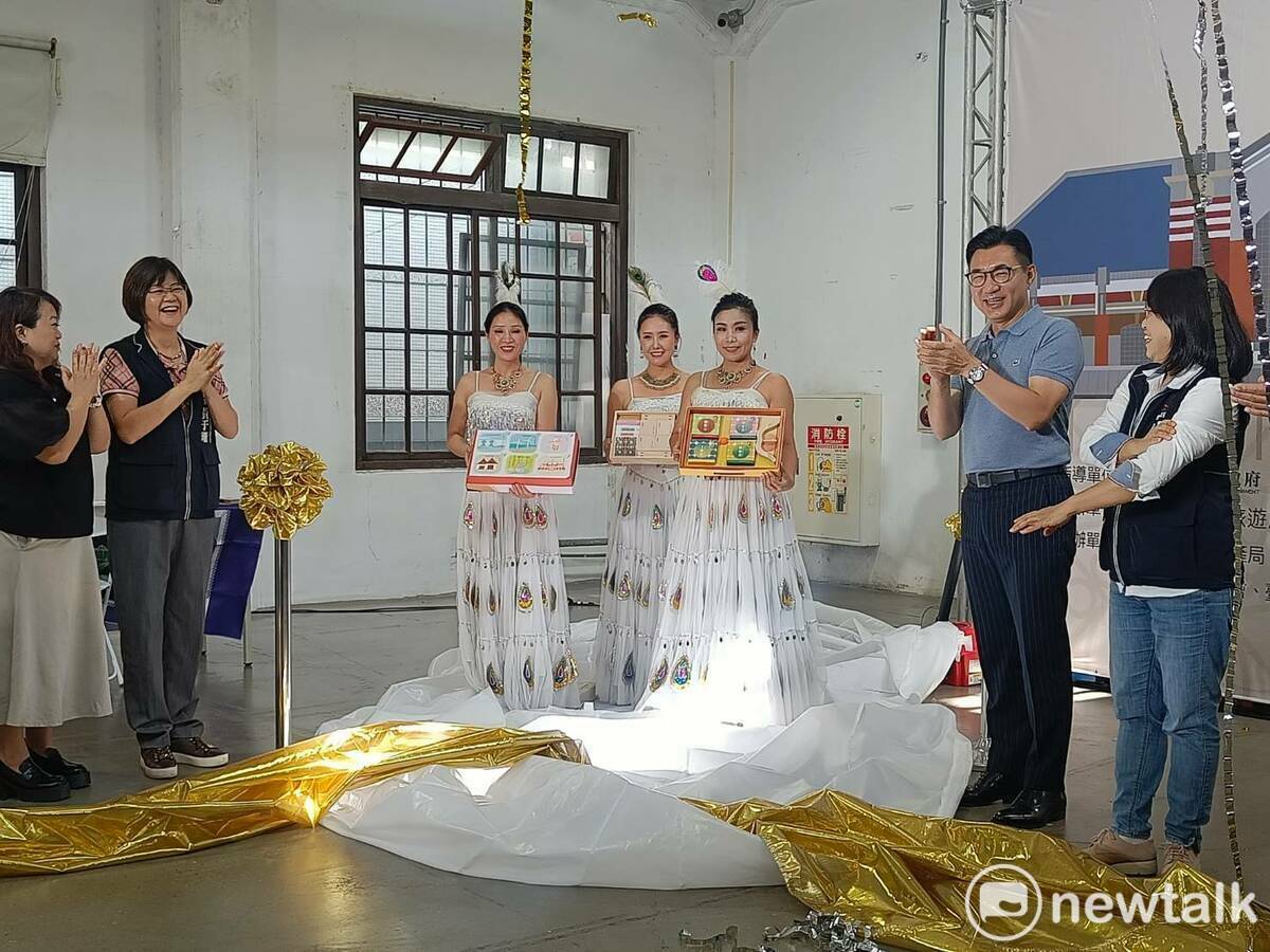 聯名糕餅發表會，江啟臣（右二）說立法院也要聯名；陳美秀（右一）自稱是養母，會做好台中糕餅的行銷。 圖：唐復年/攝