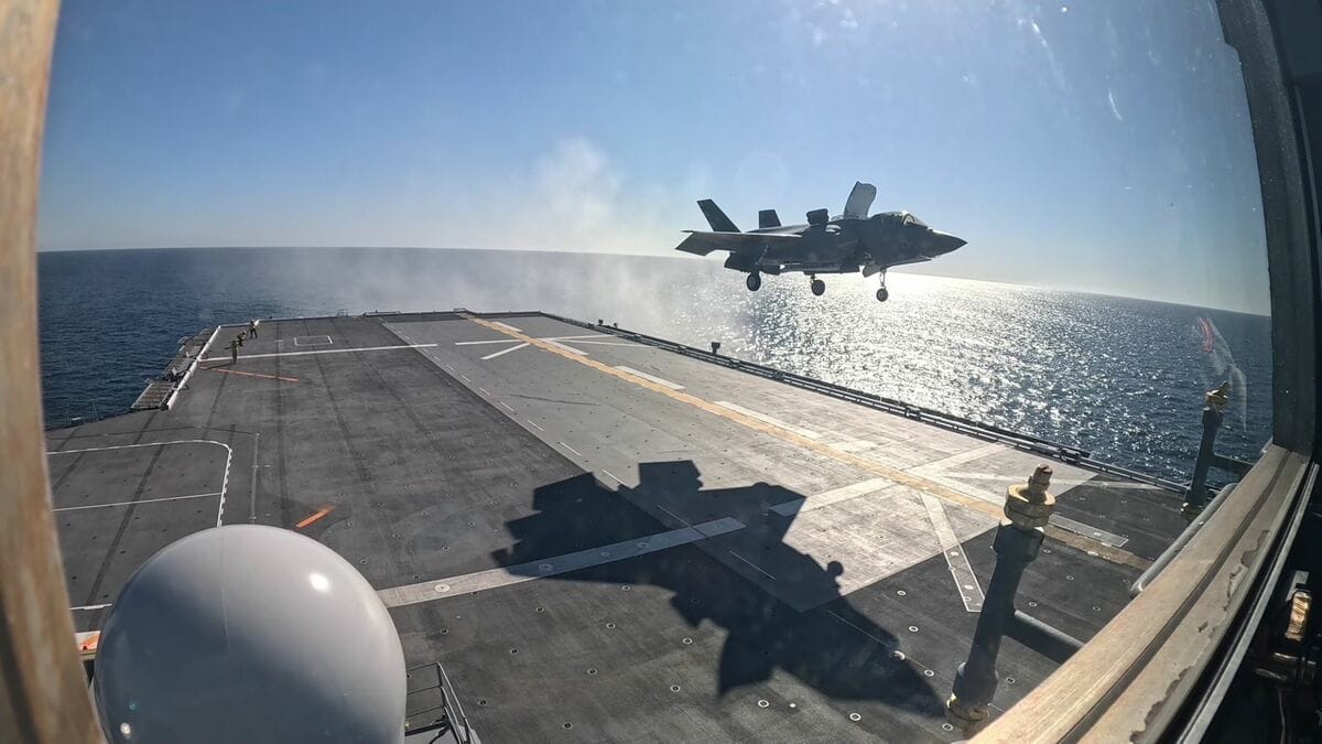 美軍F-35B測試機10月20日下午15時成功垂直降落位於加州外海的日本出雲級護衛艦「加賀號(DDH-184)」。 圖：翻攝「X」@JMSDF_PAO
