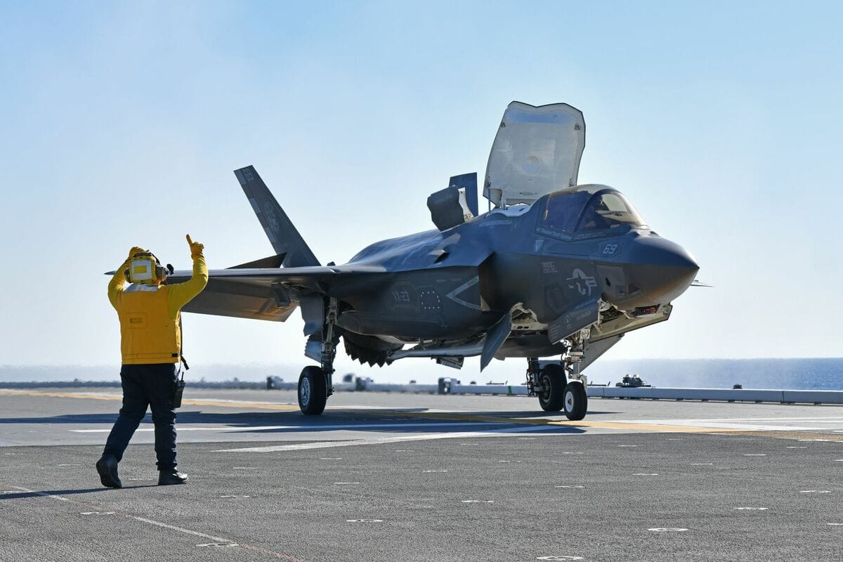 美軍F-35B測試機10月20日下午15時成功垂直降落位於加州外海的日本出雲級護衛艦「加賀號(DDH-184)」。 圖：翻攝「X」@JMSDF_PAO