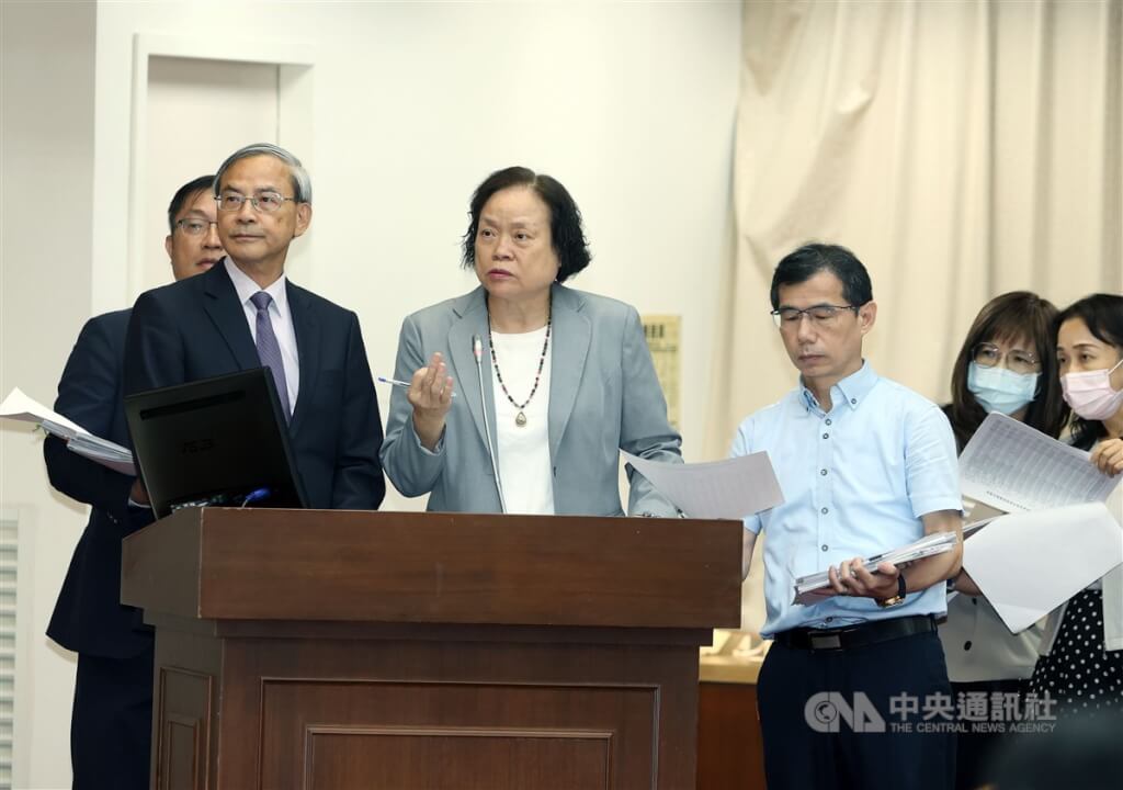 立法院財政委員會21日審查財政收支劃分法修正草案等案，行政院主計長陳淑姿（前左2）、財政部次長阮清華（前左）列席備詢。 圖：中央社