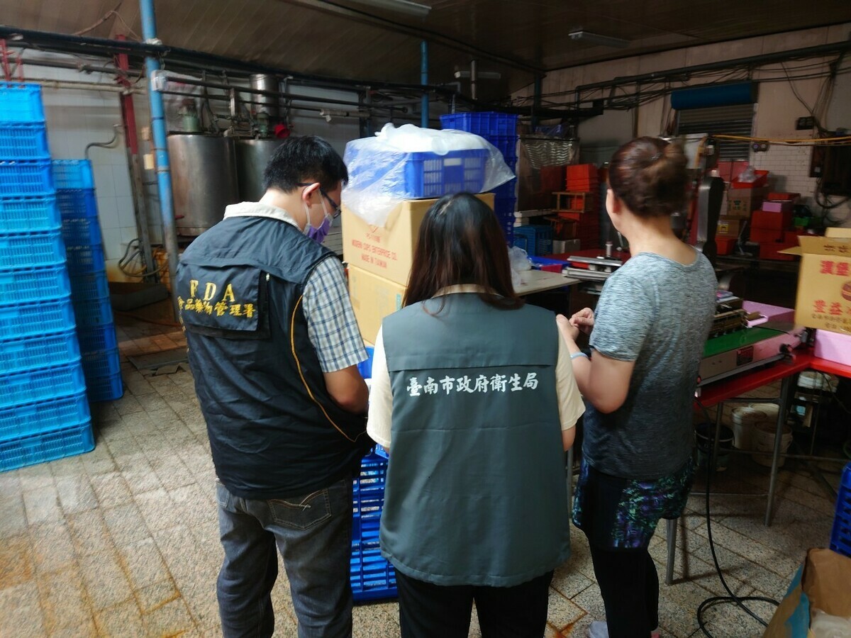 食藥署今日公布「113年食用冰塊及包裝冰品製造業稽查專案」結果，針對全台80家冰品業者進行稽查，發現其中5家業者違規。 圖：食藥署／提供