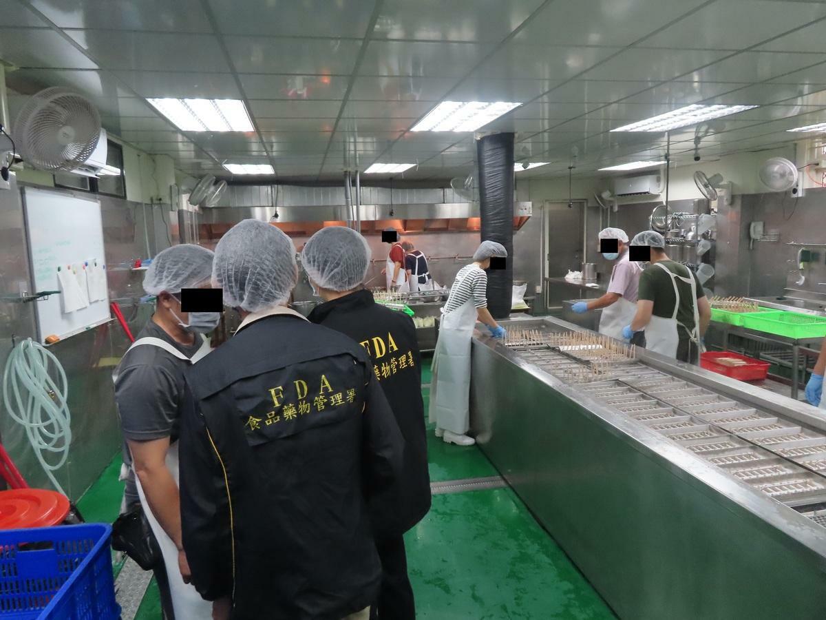 食藥署今日公布「113年食用冰塊及包裝冰品製造業稽查專案」結果，針對全台80家冰品業者進行稽查，發現其中5家業者違規。 圖：食藥署／提供