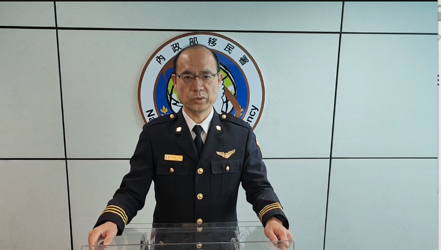 移民署國境事務大隊副大隊長林清芬今（21）日受訪指出，已於昨（20）晚將奧男遣送至歐盟國家；該署並已依法對奧男予以禁止入國。 圖：擷自移民署提供影片