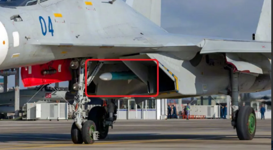 Su-30MK2 掛載霹靂-12 導彈。 圖：翻攝自空天力量