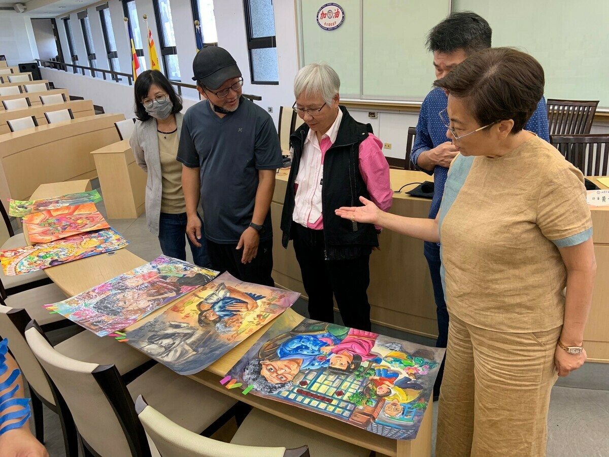 「113年度弘揚孝道繪畫及漫畫比賽」今日在佛光山南台別院舉行評審會議，此次活動吸引了來自全台各地的中小學生參加，共計收到參賽作品380件，許多作品都展現純熟的繪畫技巧，也有不少作品發揮創意闡釋現代孝道精神，作品各具特色，令評審們讚嘆不已。 圖：普力關懷協會提供