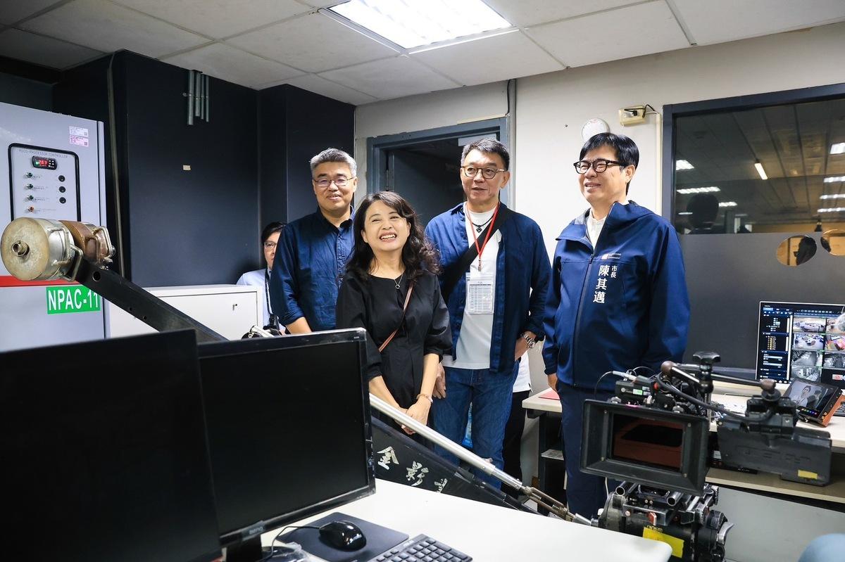 探班過程中陳其邁(右一)表示台灣是民主國家，保障每個人藉由創作表達意見的言論自由。 圖：高雄市政府提供