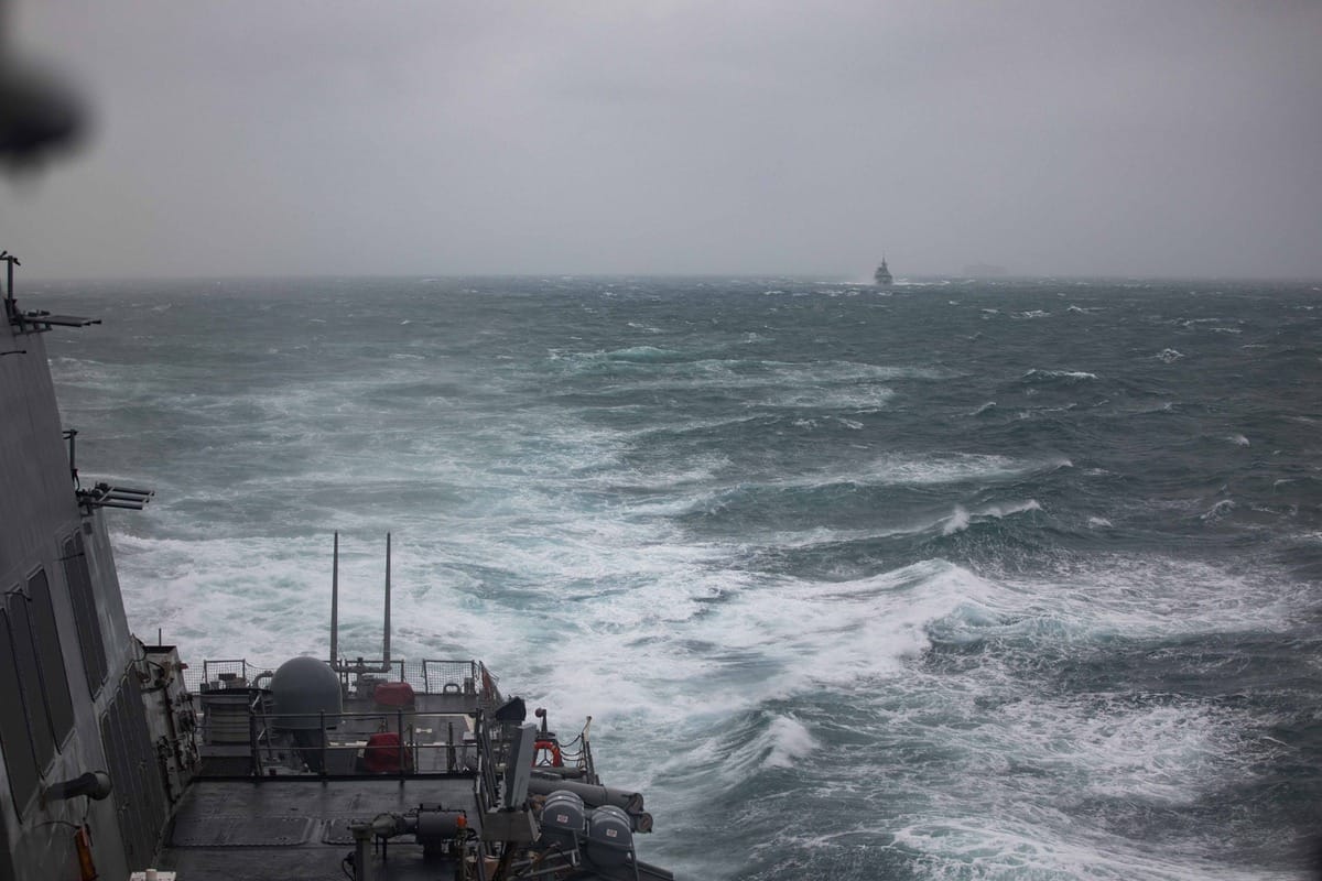 美國海軍伯克級飛彈驅逐艦「希金斯號」及加拿大海軍哈利法克斯級巡防艦「溫哥華號」例行性聯袂穿越台灣海峽。 圖：翻攝「U.S. 7th Fleet」FB