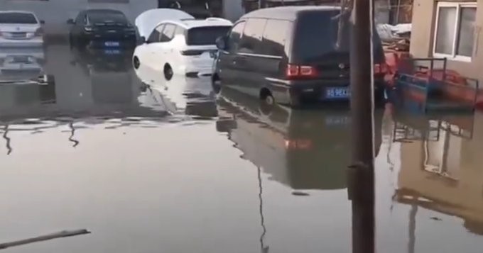近日中國北方多個沿海地區，包含遼寧、河北、天津和江蘇，出現大規模海水倒灌現象。 圖片來源 : X帳號@NTDChinese