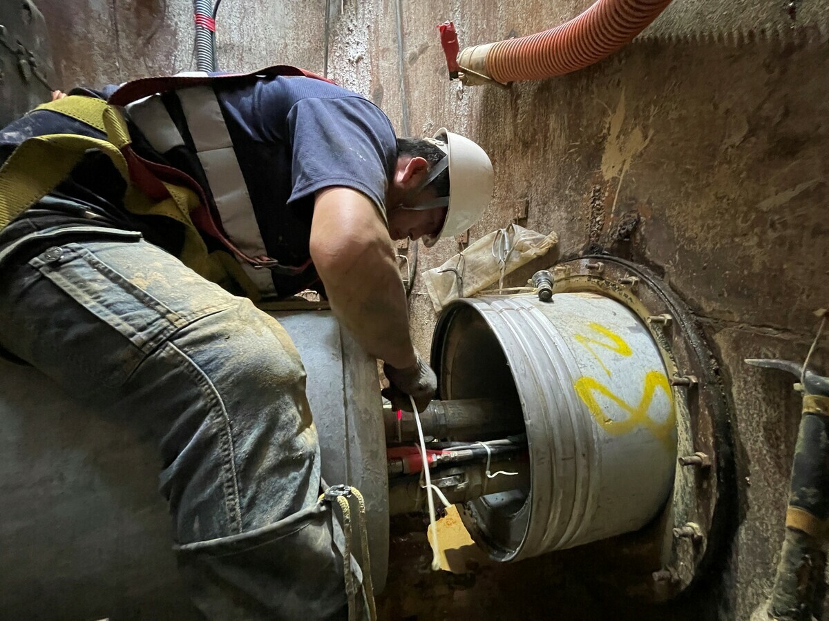 施工人員進行地下污水管線推進作業。 圖：新北市水利局／提供