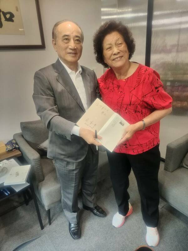王金平贈送親筆簽名書《橋：走近王金平》給許景琦的母親。  圖：許景琦/提供