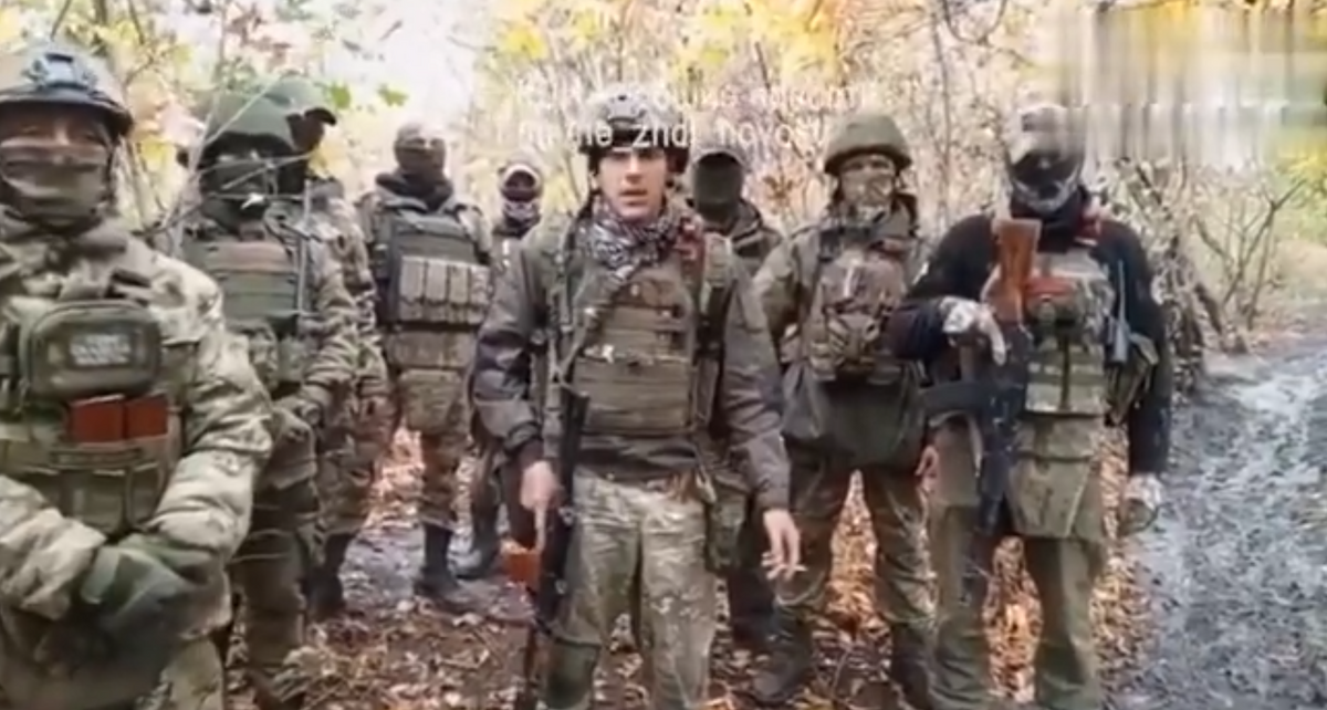 在克拉斯尼萊曼的俄羅斯 25 軍第 19 坦克團突擊連的士兵聲稱，他們的指揮部正計畫消滅他們。 圖：翻攝自 OFFICIAL NEWS X 帳號
