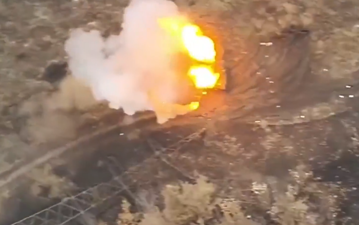 俄軍 T-90M 戰車在對烏克蘭第 46 旅陣地的攻勢中，被烏軍的攻擊摧毀。 圖：翻攝自 Special Kherson Cat X 帳號