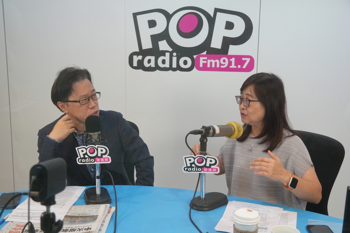台北市副市長林奕華接受POP Radio聯播網《POP搶先爆》主持人鈕則勳專訪。 圖：《POP搶先爆》製作單位 / 提供