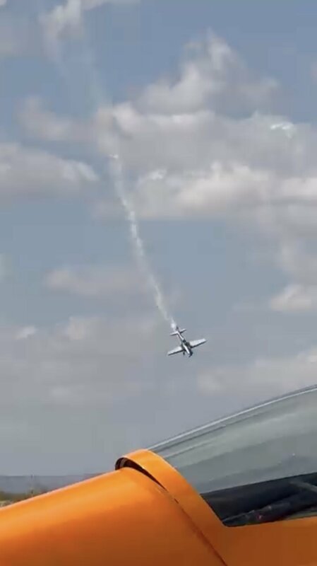 美國新墨西哥州航空展，傳出特技飛行表演意外，一架雙人座Extra Flugzeugbau EA300特技單翼飛機墜毀。 圖：翻攝「X」@AviationSafetyX