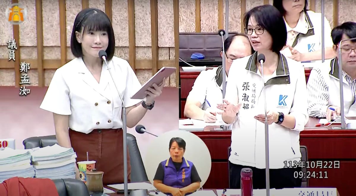 鄭孟洳(左)要求高雄市公車候車亭改善對長輩及身心障礙者不友善的設計。 圖：鄭孟洳服務處提供