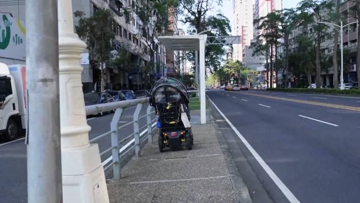 鄭孟洳指高雄總圖附近的「三多四路口」站設計有瑕疵。 圖：鄭孟洳服務處提供