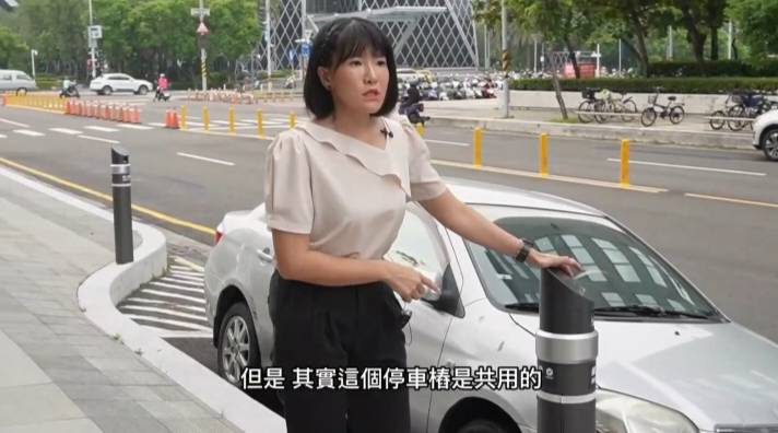 鄭孟洳(左)指交通局大力推動的智慧停車格並不便利。 圖：鄭孟洳服務處提供