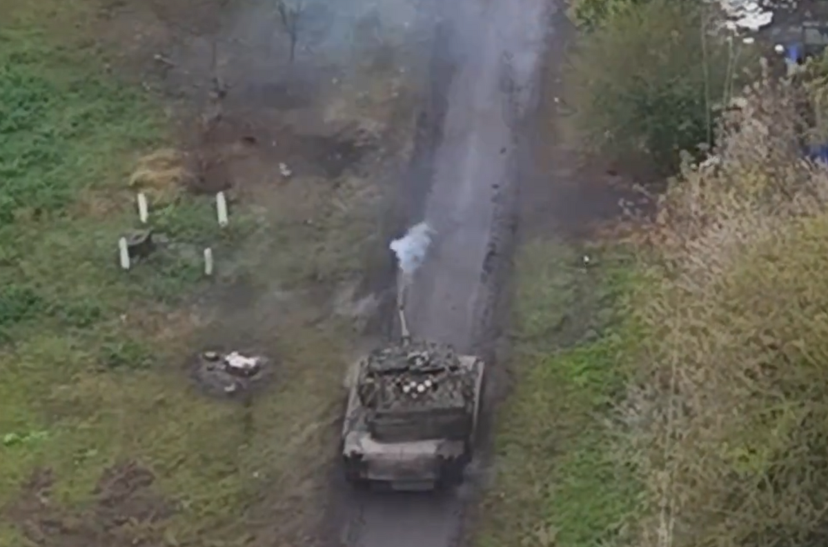 烏克蘭第 47 機械化旅正在庫爾斯克行動，烏軍 1 輛布拉德利步兵戰車與 1 輛艾布拉姆斯坦克展開協同工作。 圖：翻攝自 NOELREPORTS X 帳號
