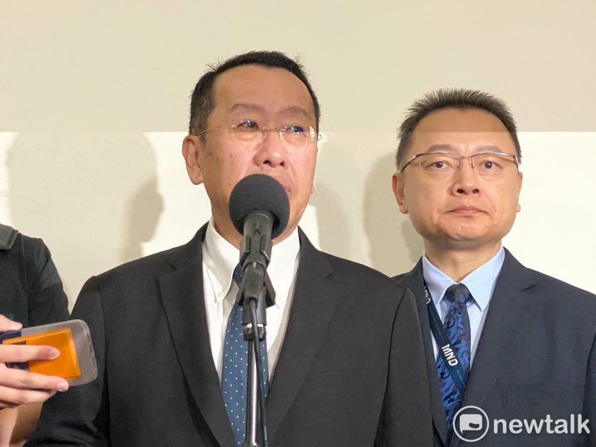 國防部長顧立雄(左）與發言人孫立方。 圖：林朝億/攝