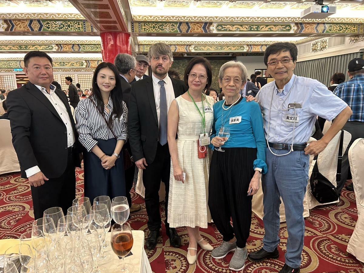 TIA是黃文局（右）、張富美（右二）、林慧玲（右三）等人，積極奔走而成。 圖/TIA提供