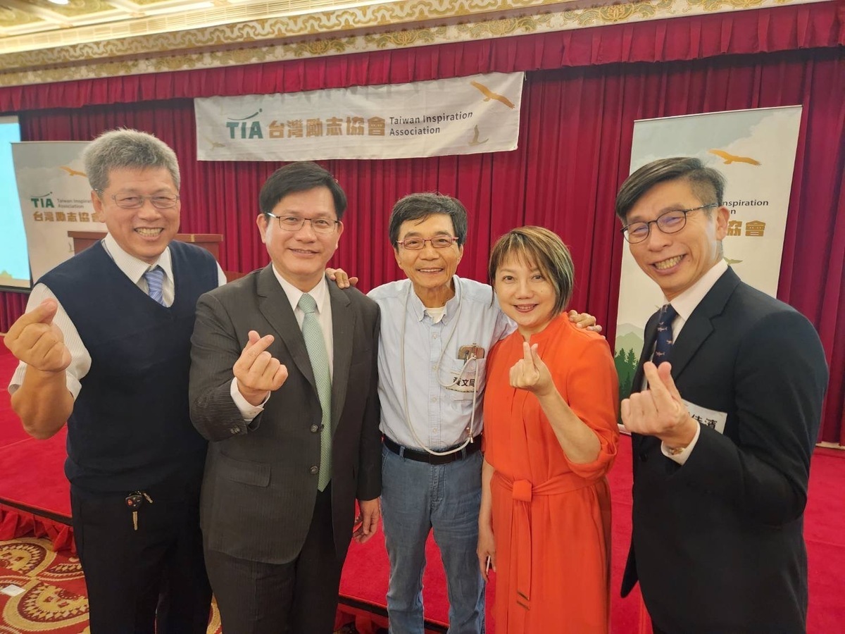 外文部長林佳龍（左二）、立委范雲（右二）、鐘佳濱（右）、和黃文局（中）合影。 圖/TIA提供