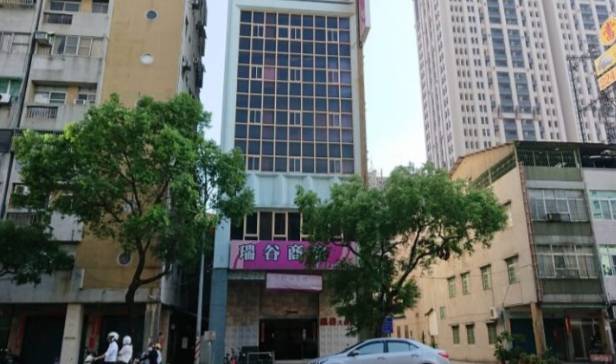 高雄市新興區七賢一路的瑞谷商旅傳火警。 圖：孫家銘翻攝