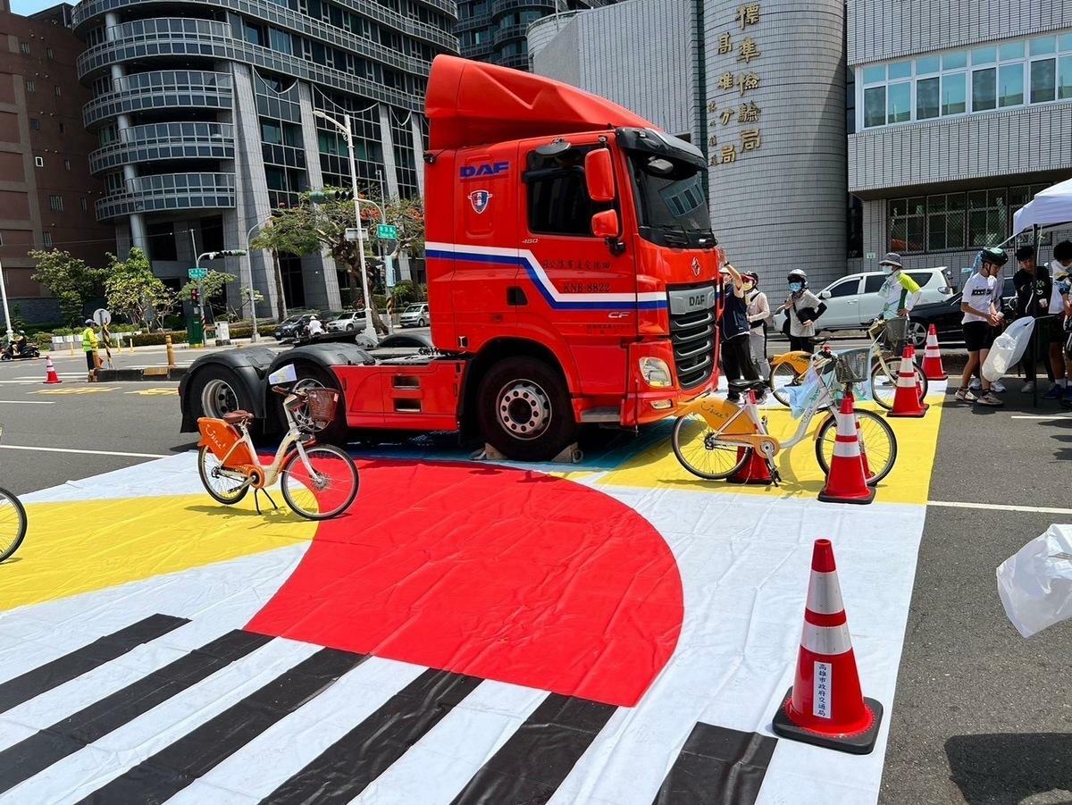 宣導大型車死角。 圖：高雄市交通局提供