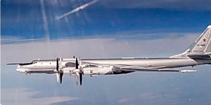 俄 2 架圖-95 戰略轟炸機突然在日本海中立水域上空巡航，飛行時長約10小時 圖 : 翻攝自軍事作家陳曦
