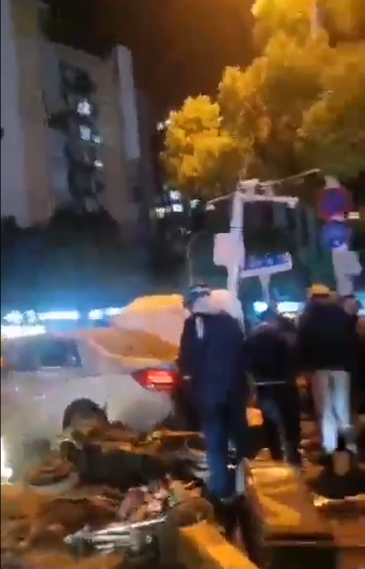 中國武漢最近發生駕駛惡意開車撞人事件，截至 22 日中午，事件造成 7 人死亡及 11 人重傷。 圖：翻攝自 MR.486 X 帳號
