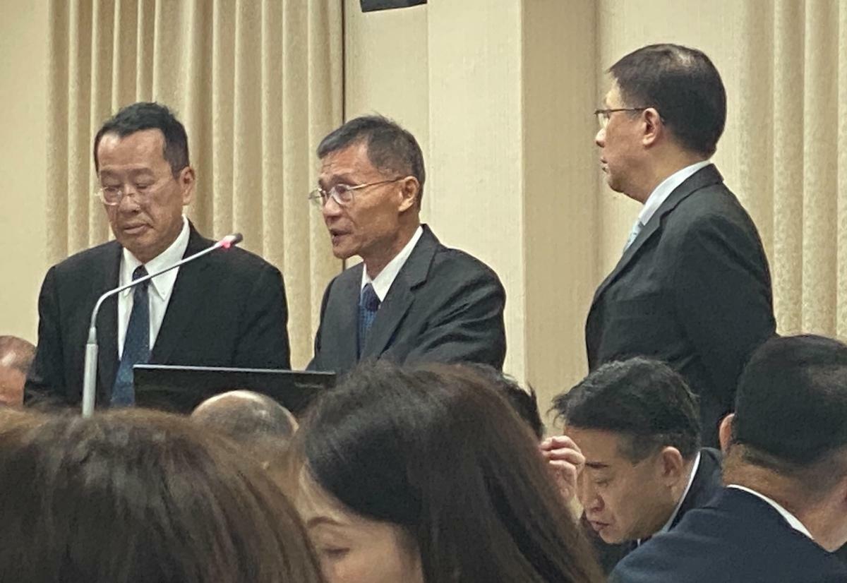 國防部長顧立雄、交通部官員張垂龍（中） 圖：林朝億/攝