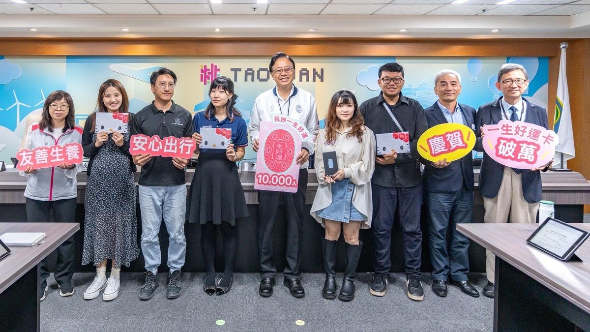 桃園市「一生好運卡」發卡量突破1萬張，市長張善政親自頒贈「一生好運卡」第一萬名持卡孕婦禮品。 圖：桃園市政府／提供