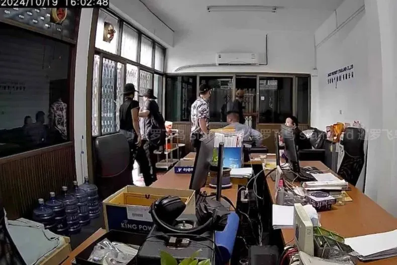 辦公室監控錄像顯示，兩名被綁架中國人的辦公室裡 19 日下午有持武器人員。 圖：攝自騰訊網 i 泰國
