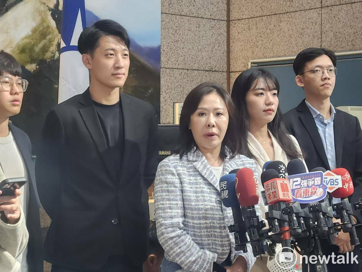 國民黨文傳會主委李彥秀（圖中）回應號召原住民上街一事。 圖：黃建豪/攝