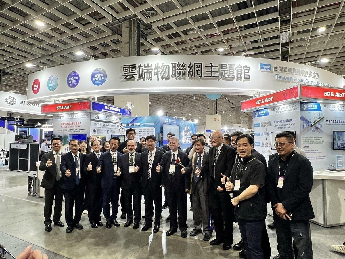 AIoT展今登場，遠傳於雲端物聯網主題館展出，總統府資政沈榮津、前科技部長徐爵民、嘉義縣縣長翁章梁、鴻海科技董事長劉揚偉、凌群電腦總經理暨台灣雲協副理事長劉瑞隆等人率團參觀。 圖: 遠傳/提供