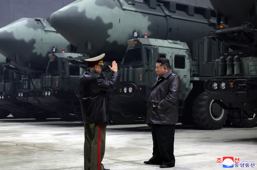 北韓洲際彈道飛彈（ICBM）的發射車。圖為金正恩於「火星-18」洲際彈道飛彈聽取簡報。 圖：翻攝朝中社（資料照）