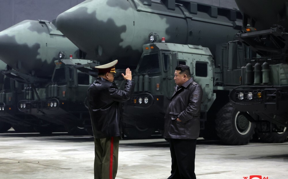 金正恩穿小徑進隧道視察導彈基地 秀火星-18、火星-16B「提醒」美日韓