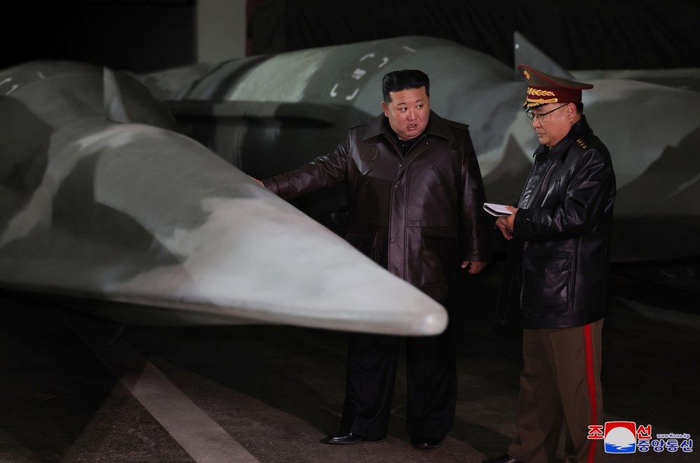 北韓領導人金正恩視察「火星-16B」(Hwasong-16B)彈道飛彈。 圖：翻攝朝中社